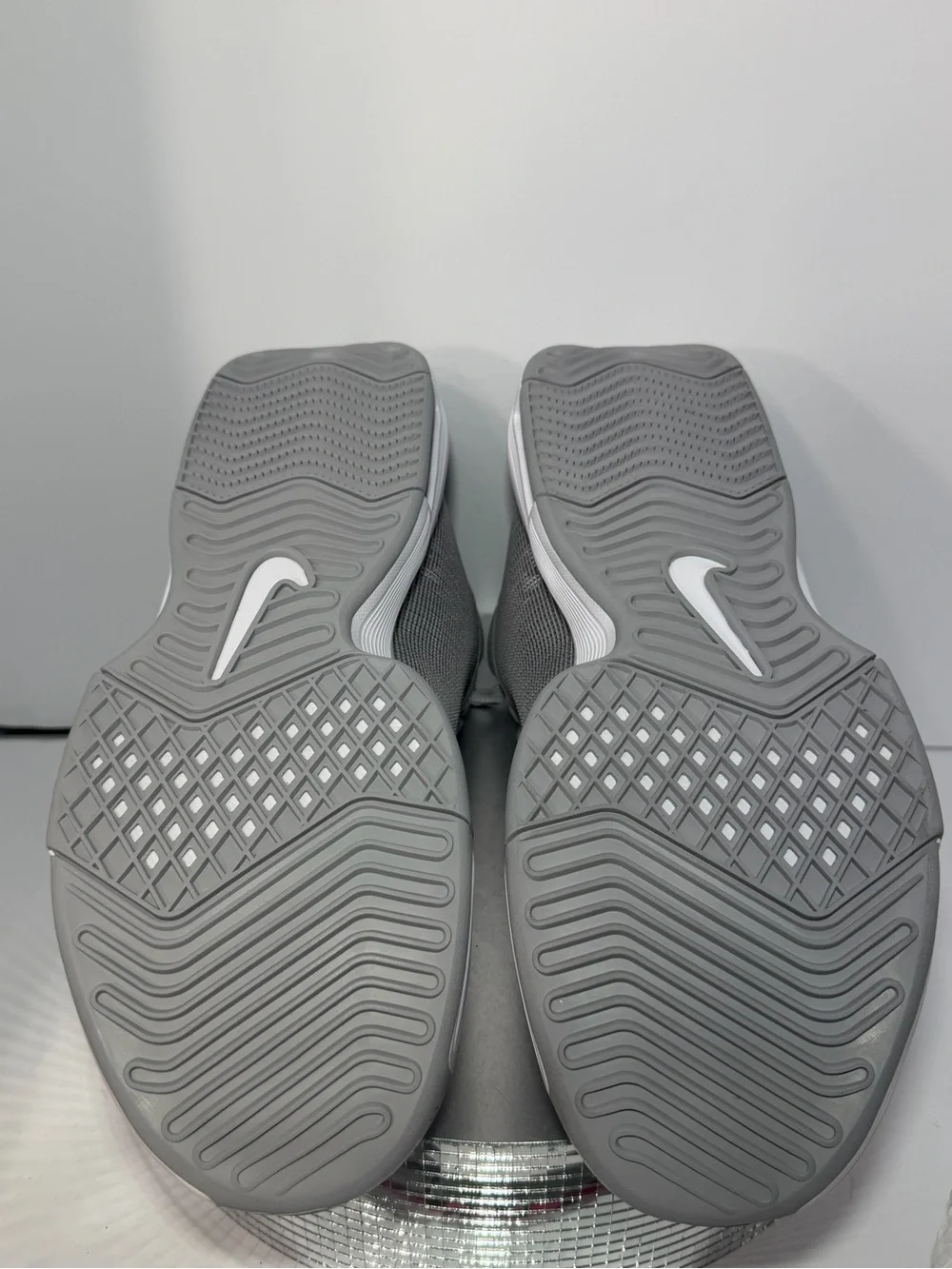 Nike Le bron Men's Low-Top Athletic Sneakers in Light Gray size 13 new w/out tag